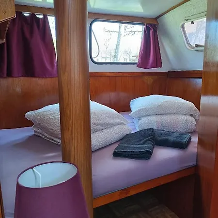Ille Flottante, Maison Eclusiere Et Hebergements Insolites Sur Le Canal * Hédé