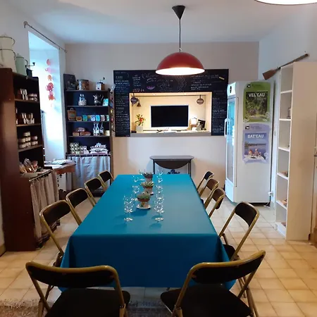 Ille Flottante, Maison Eclusiere Et Hebergements Insolites Sur Le Canal * Hédé