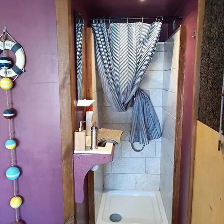 Ille Flottante, Maison Eclusiere Et Hebergements Insolites Sur Le Canal Frühstückspension
