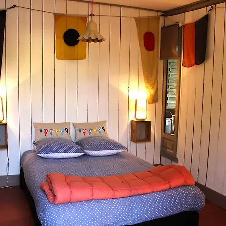 Ille Flottante, Maison Eclusiere Et Hebergements Insolites Sur Le Canal Frühstückspension *